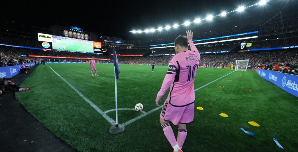 messi kicking ball from the corner of the field